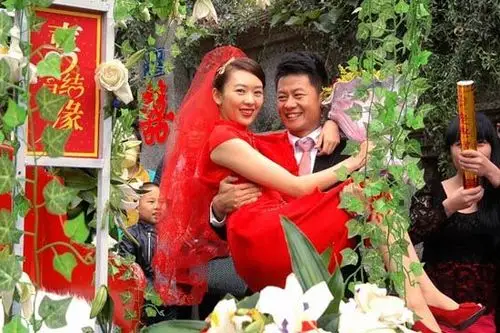 娱乐讯 由青年演员李健(微博),童瑶(微博)联袂出演,曹征,刘一含(微博)