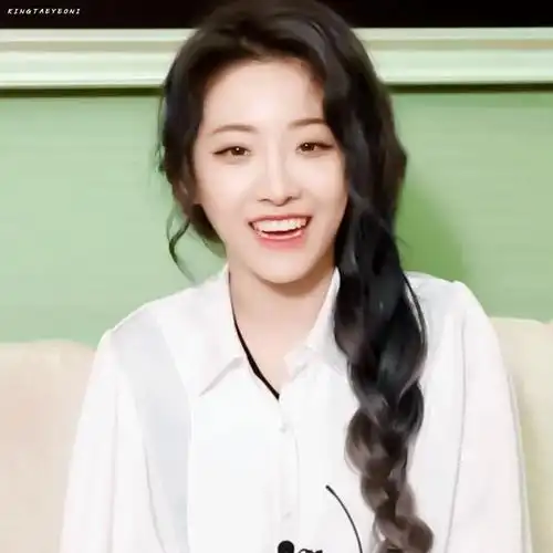 喻言梯形笑表情包图片合集,这世上真有人靠一个笑容就能惹人怜爱