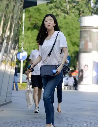 紧身牛仔裤搭配高跟鞋穿出另一种时尚美休闲中透着性感