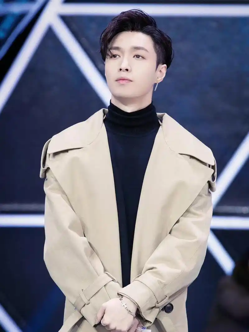 "大家好,我是全民制作人代表张艺兴"#一眼沦陷 #偶像练习生