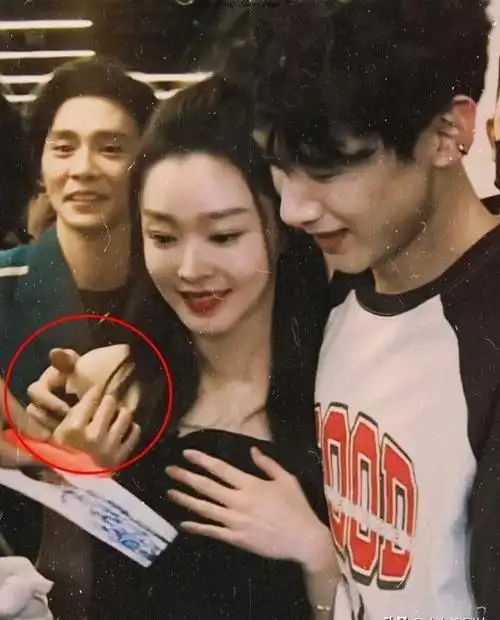 白敬亭,宋轶恋情根本藏不住,扫楼互动亲密,戴情侣手镯穿情侣装