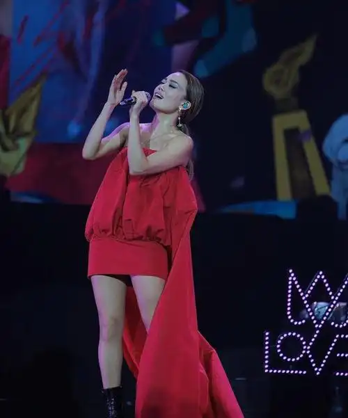 容祖儿演唱会大秀性感火辣身材,又唱又跳,不愧是香港乐坛一姐!