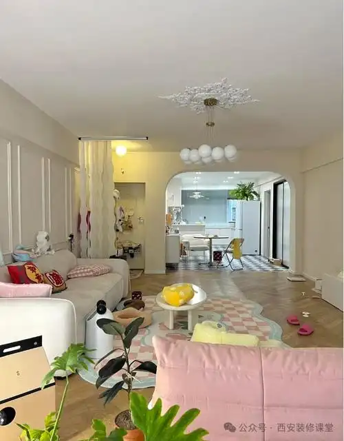 奶油风客厅,没有吊顶没有石膏线对比一下,上图的这种装修天天都在上演