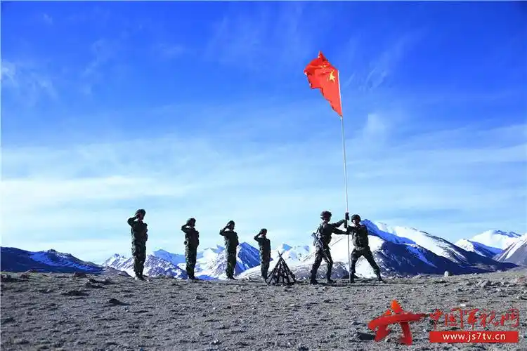 图1:官兵在高原边境一线升起国旗