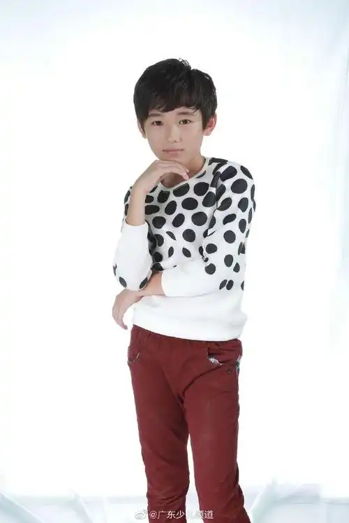 宋亚轩童年节目录制旧照#宋亚轩小时候参加少儿节目的花絮图又双叒