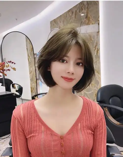 三七分波波头配上发尾内扣的造型,可以说是一款不挑人的好发型,蓬松有