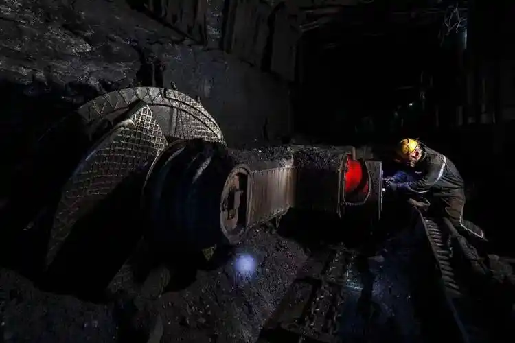 2月7日,范矿井下,工人在集控仓内远程操作采煤设备,把滚滚"乌金"源源