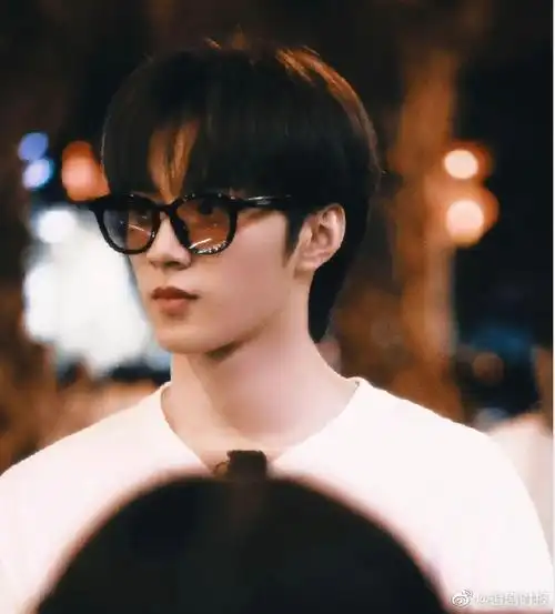 刘耀文白t墨镜造型#时代少年团旅游日常vlog《时代夏令营2》花絮照