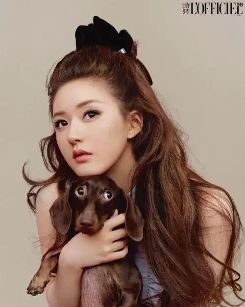 赵露思超话《时装lofficiel》十一月刊封面,烟熏雀斑妆搭配俏皮卷发