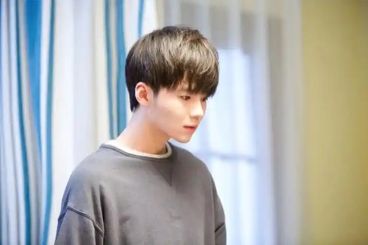 蔡乙嘉大约是爱开启剁手模式搞笑发博变土豪喵总