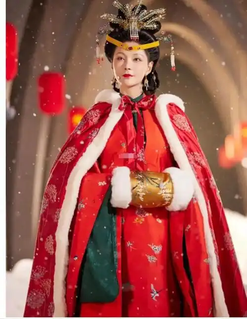 沈梦辰扮演王熙凤红衣古装配漫天飞雪这份气质拿捏了