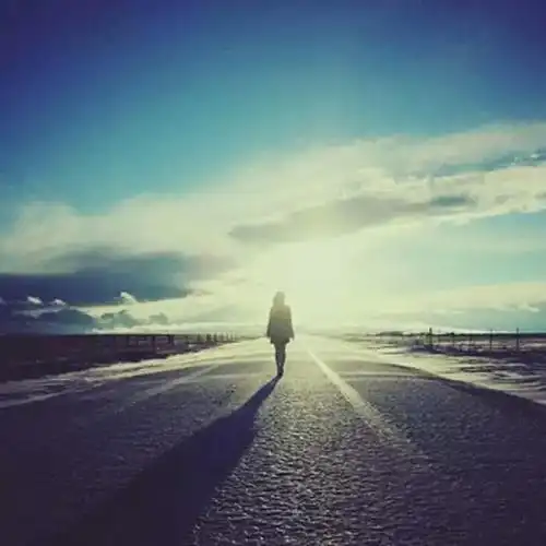 可我想到的确是一种悲伤,那分手而过,一笑而过,只留下一个背影,让我