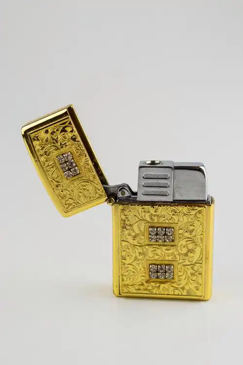 老用豪华黄金打开打火机