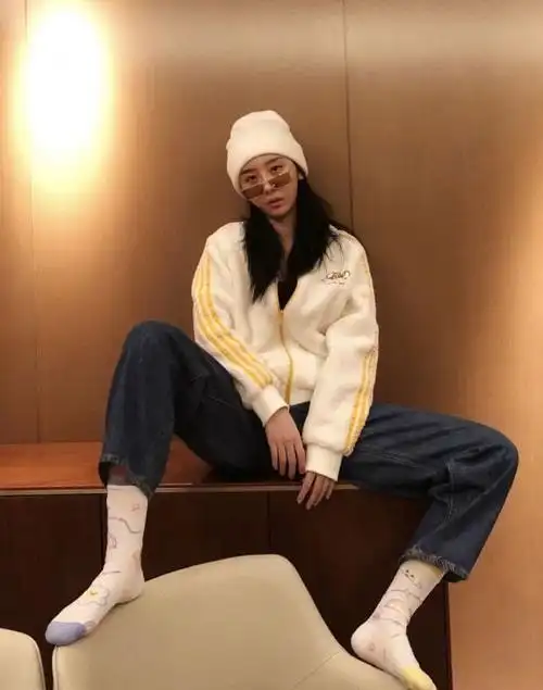 清冷美人赵小棠穿深v领连衣裙大秀完美身姿超吸睛