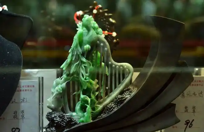 怎样挑选翡翠镯子瑞丽神工奖精美绝伦的玉雕作品展