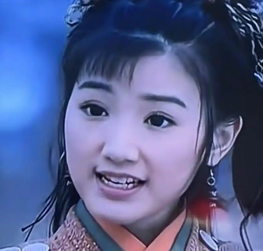 毛晓彤刚出道时是这样的,和现在样子天差地别,娱乐圈真是一座了不起的