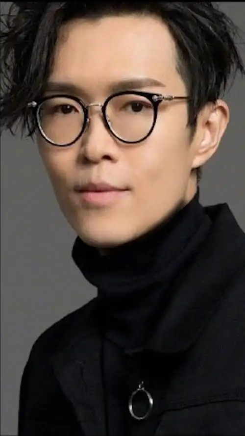 好友曝方大同恋爱,此前靠喝水缓解感情需求,经纪人否认:正居家防疫中