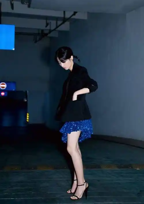 原创考北电第三名的张子枫穿吊带裙配西装气质不同瞬间成熟了不少