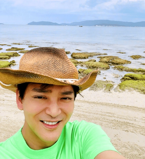 大双眼皮鞋拔子脸皮笑肉不笑不服老的男星一个比一个脸僵