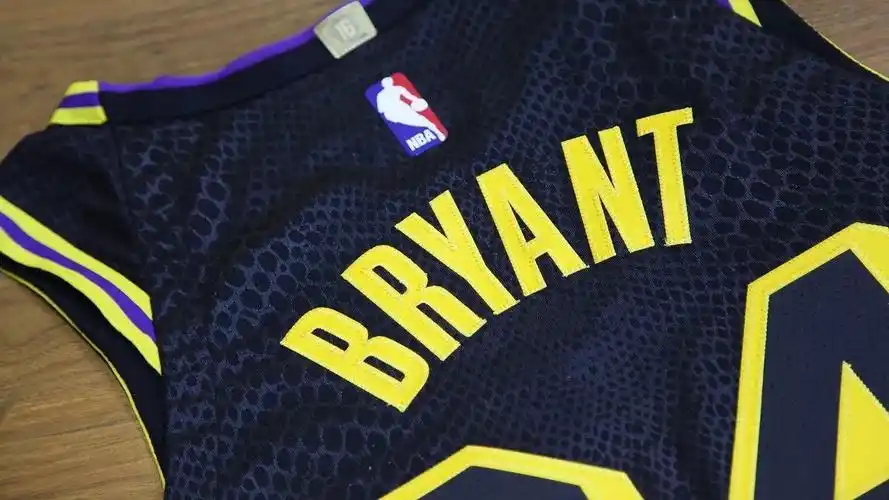 该款球衣的采用了黑曼巴花纹,裤腰处印有湖人队24号的号码.