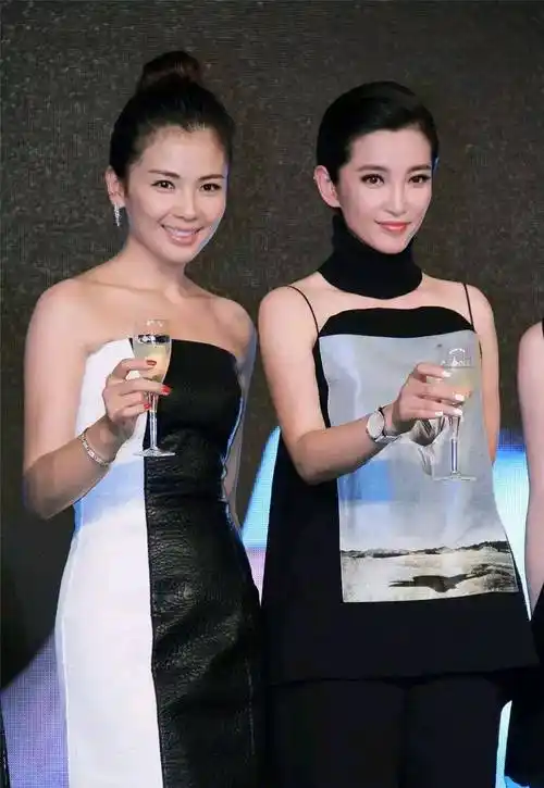 李冰冰岁数越大越有女人味,与女明星合影赢的多._超级明星_全智贤_身