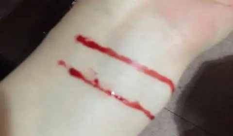 女子自残航班备降 网友谴责:不珍惜生命也给别人带来麻烦