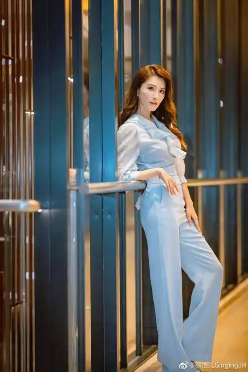 徐洁儿双剧曝光海报 《江河之上》与《黏人俱乐部》极具反差引期待