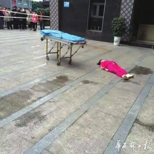 年轻女子从泸州市江阳区东门口佳乐江景楼电梯公寓30层坠落,当场身亡