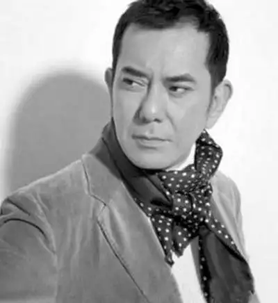 黄秋生骂内地剧组学歪风:叫来女友拍戏还迟到