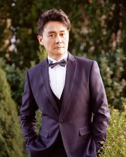 邢岷山:曾打抱不平被毁容,娶老师女儿为妻,成名后带岳父母拍戏