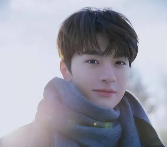 凭颜值吸粉无数,与胡歌同公司,25岁的林一终于要火了!_腾讯新闻