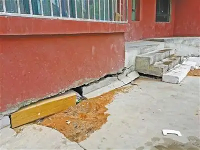 兰州市这两栋楼地基下沉 住户担惊受怕(图)