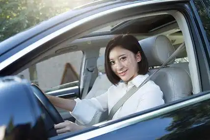 青年女人开车