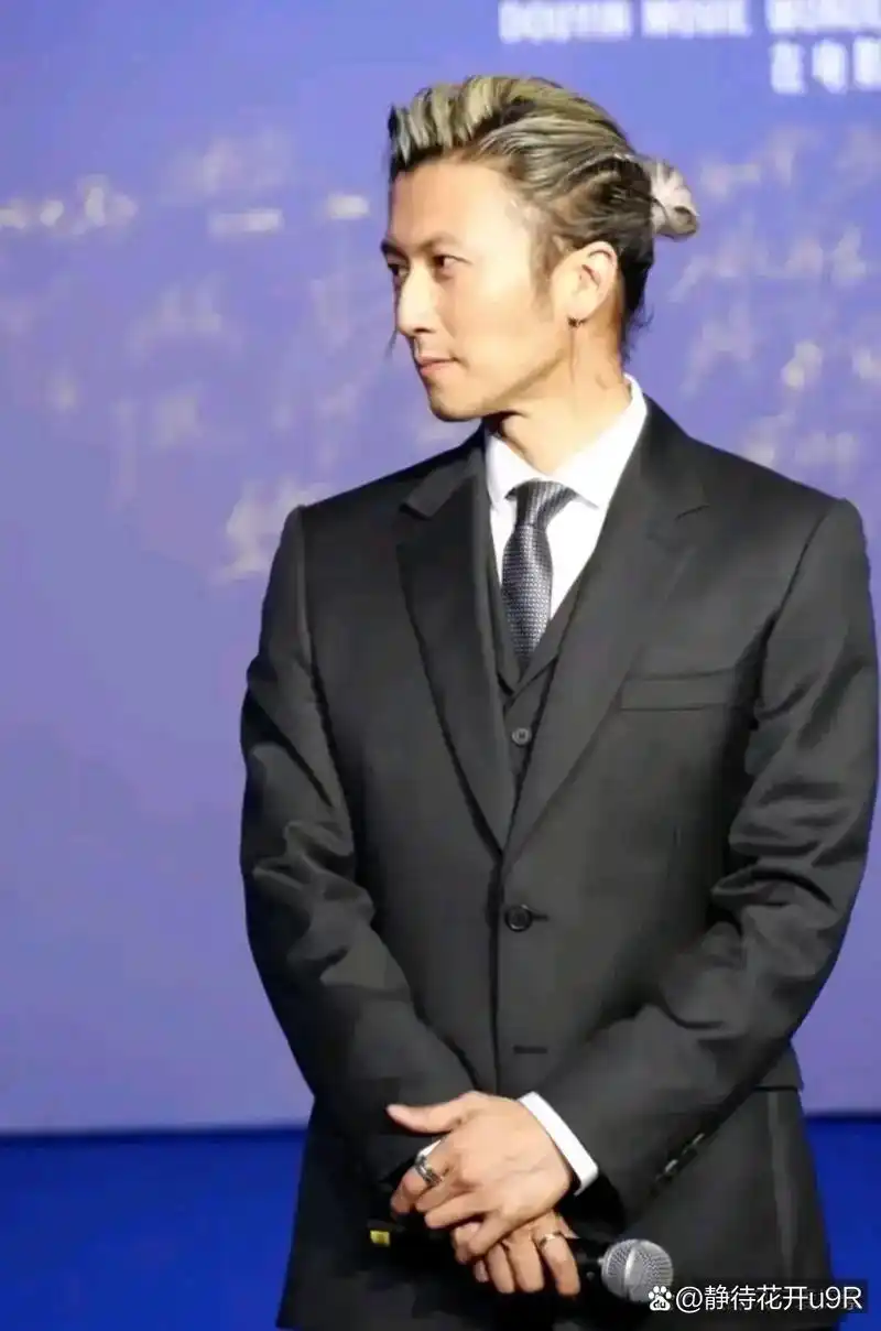 王宝强这是要和谢霆锋比谁更帅吗?