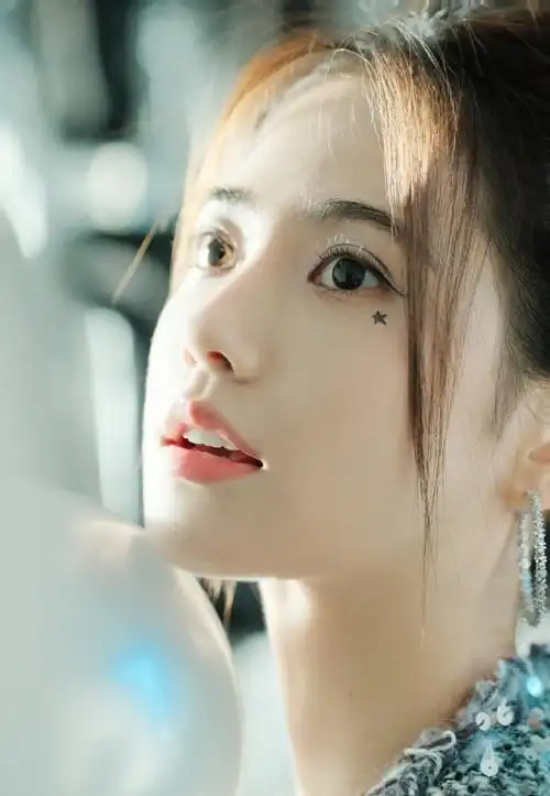 姜珮瑶流光星星妆#谁懂@姜珮瑶这套生日写真的含金量!