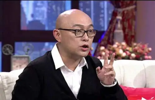 他是著名的光头主持,主持风格令人印象深刻,私下生活也令人羡慕