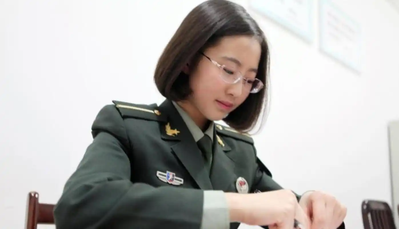 拥有15年军龄女军官,今年仅26岁,有超强技能被特招入伍
