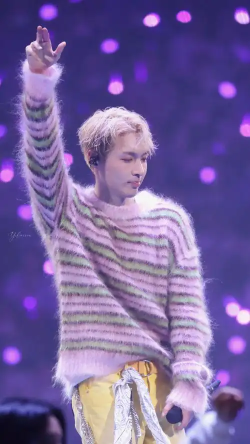 张艺兴[超话]#嘟嘟嘴和笔芯宝宝超级超级超级可爱231202@张艺