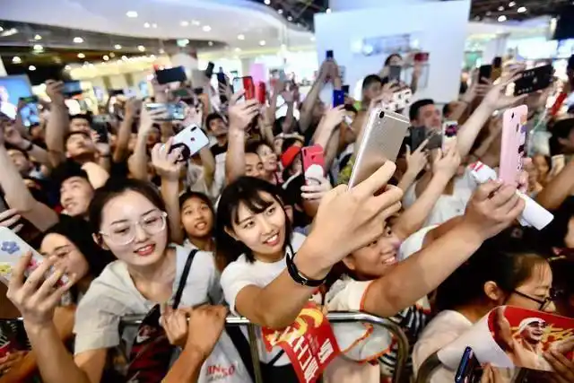 孙杨商演令女粉丝疯狂,十几名保安维持秩序,现场手机信号都没了