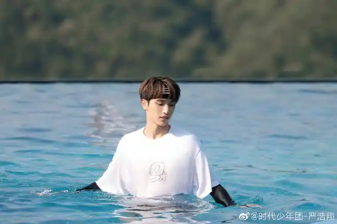 严浩翔极挑三宫格花絮照##严浩翔的18岁珍贵回忆