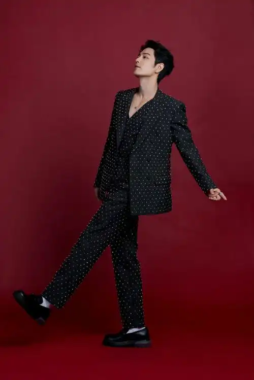 肖战碎钻黑西装##肖战为什么穿白袜子