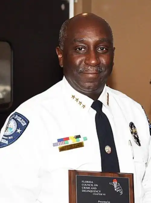 警察局长塞西尔·史密斯