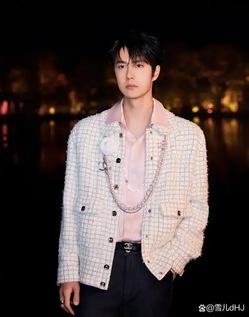 在香奈儿女士的私密居所内,一幅描绘杭州西湖绝美景致的乌木漆面屏风