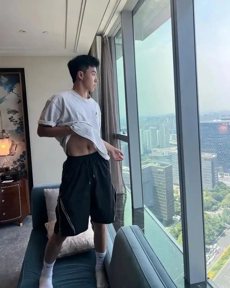 帅哥的腹肌正在养成中#帅哥# #薄肌