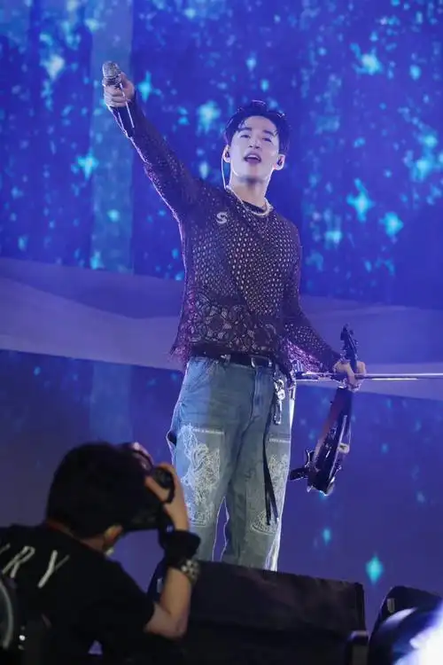 刘宪华上半身身材##黄子弘凡说刘宪华和郎朗在商场