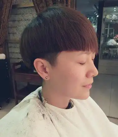 女生剃鬓角齐 刘海短发发型