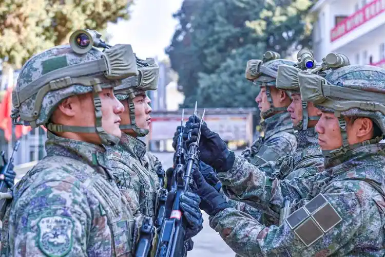 解放军全军配发星空迷彩服,不仅帅气还非常实用_腾讯新闻