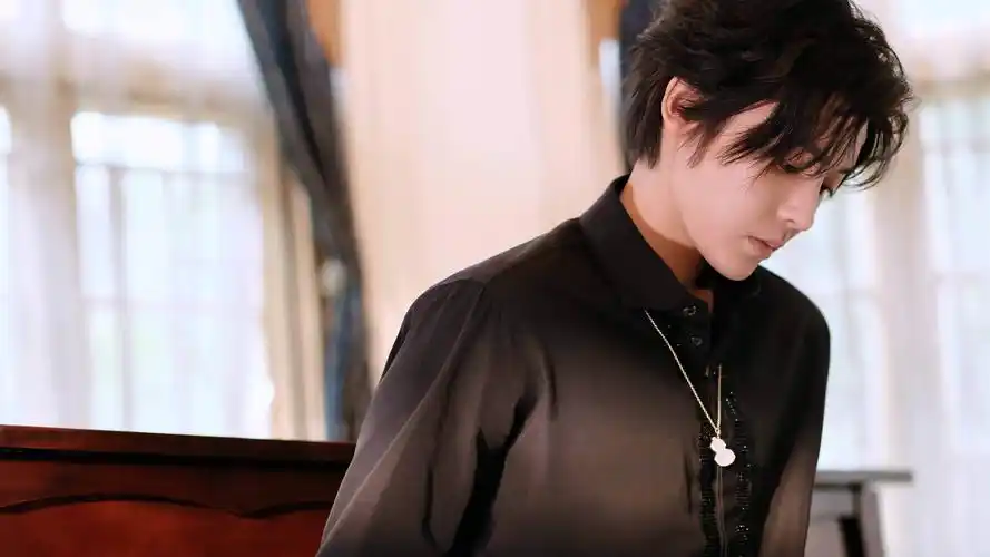 侯明昊喜庆帅气写真壁纸