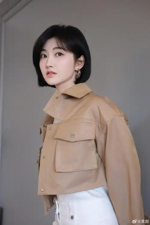 景甜短发搭配驼色皮衣 妆容精致温柔甜美 -zaker新闻