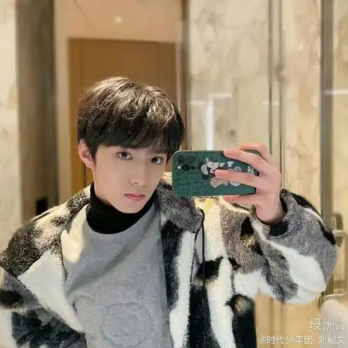 刘耀文短发造型#刘耀文多拍!很会对镜自拍的男孩